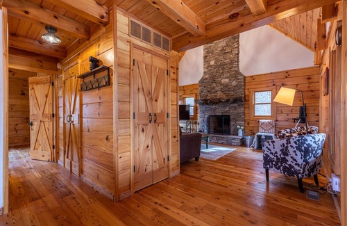 Sugar Grove Casa | Whiskey Creek Cabin