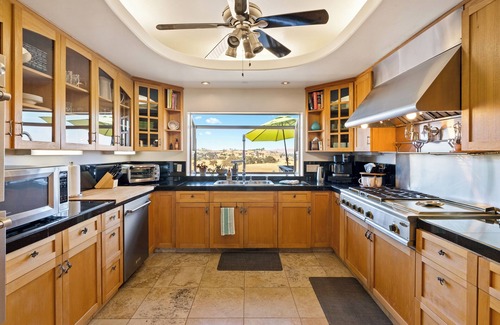 Paso Robles Casa | Whispering Oaks Manor-Pets Welcome, Spa, Game Room