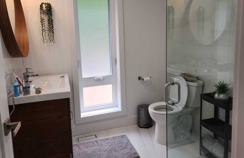 Tiny Casa | Whispering Pines Cottage 6 minutes to the most beautiful beach in Ontario