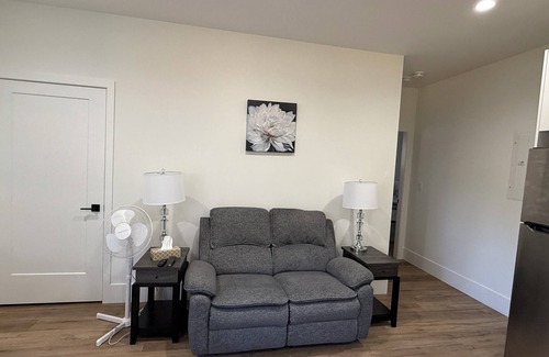 Langford Apartamento | Whispering Trees a quiet home in a forested area of Langford.