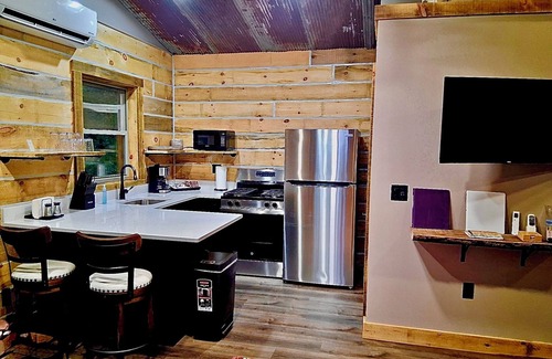 De Soto Cabina | Whispering Winds Sleep 2 Hot Tub, Whispering Winds Sleeps 2 Hot Tub