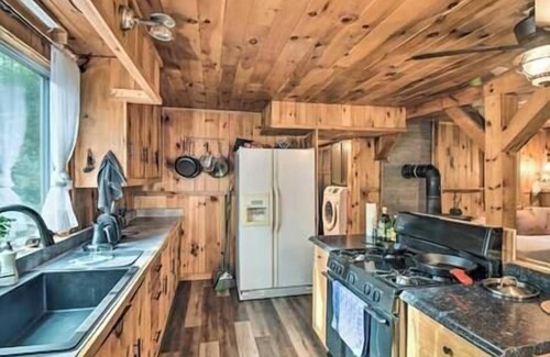 Grafton Cabina | Whispering Woods Cabin - Creekside & Pet Friendly