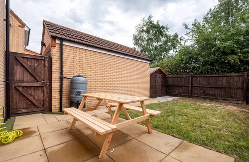 Newborough Casa | Whitby Townhouse by Your Lettings Peterborough