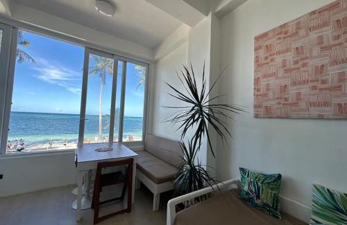 Manoc-Manoc Apartamento | White Beachfront Apartment By Anna