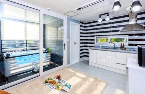 Geoje Casa | White Black Pension in Geoje Island
