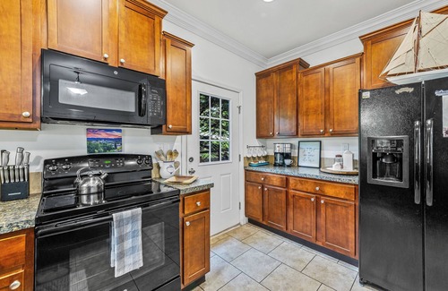 Skyland Cabaña | "White Cottage Inn" Charming, Cozy, Convenient!