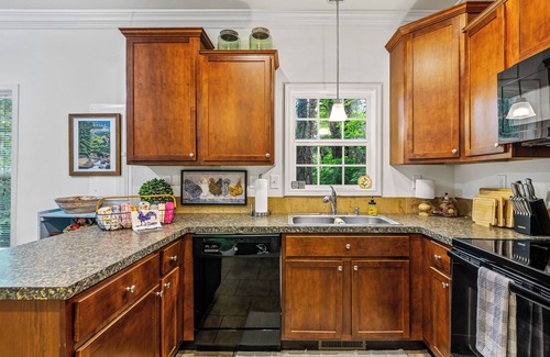 Skyland Cabaña | "White Cottage Inn" Charming, Cozy, Convenient!