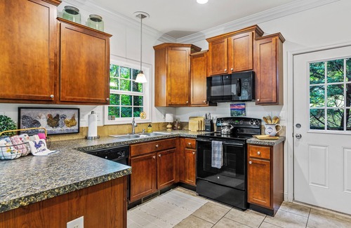 Skyland Cabaña | "White Cottage Inn" Charming, Cozy, Convenient!