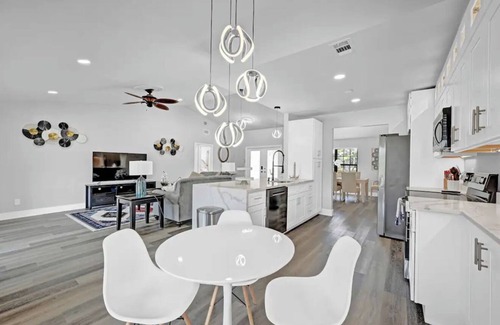 North Fort Myers Casa | White house: 3BR Oasis in North Fort Myers