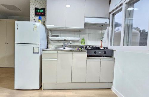 Chuncheon Casa | White House in Forest