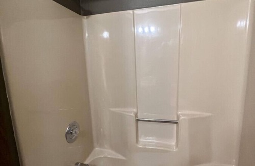 White Lake Cabina | White Lake Lodge - 2 Queen - Room 2 - Sleeps 4