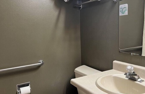 White Lake Cabina | White Lake Lodge - 2 Queen - Room 4 - Sleeps 4