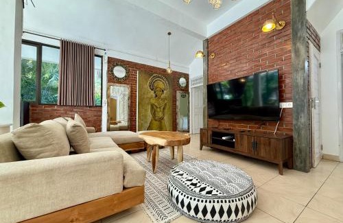 Sunset Road Villa | White Orchid Villa, Kuta 5m to Legian