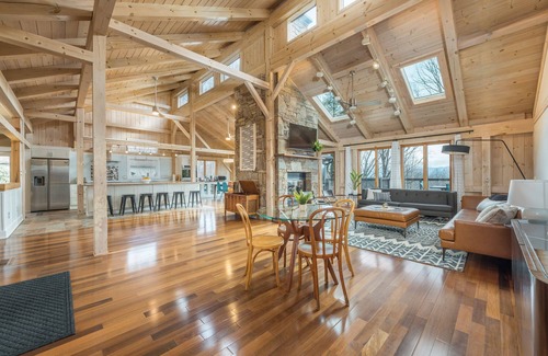 Royal Pines Casa | White Pine Retreat - Pet friendly, Beautiful Views and 20 Minutes to AVL!