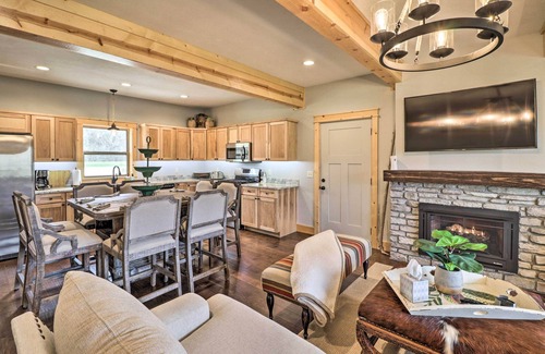 Flippin Casa | White River House for fishing w/ Private River Access and Boat Launch!