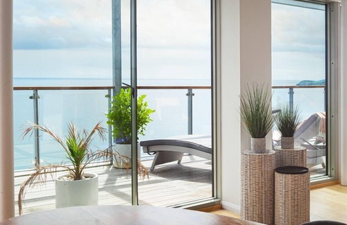 Carlyon Bay Apartamento | White Sails is two bedroomed seafront penthouse apartment overlooking the water