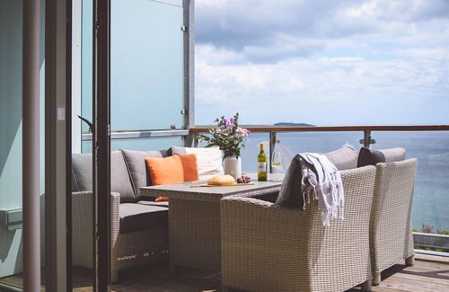 Carlyon Bay Apartamento | White Sails is two bedroomed seafront penthouse apartment overlooking the water