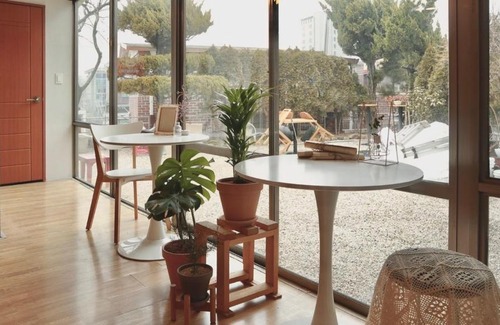 Seongbuk-dong Hostal | White Story