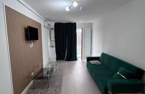 Ploiesti Apartamento | White Tower Retreat Balcony + Free Parking