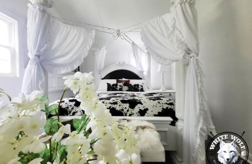 Reidsville Casa | WHITE WOLF Farmhouse Retreat