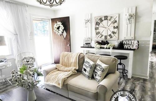 Reidsville Casa | WHITE WOLF Farmhouse Retreat