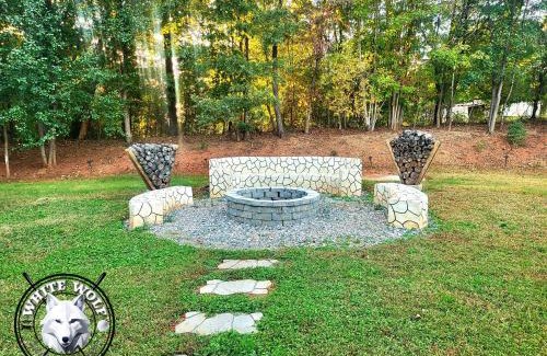 Reidsville Casa | WHITE WOLF Farmhouse Retreat