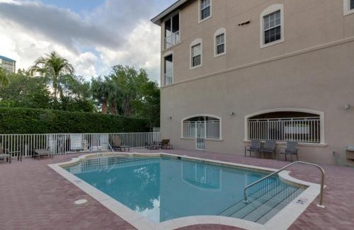 Mid Island Apartamento | Whitecap Condo Beachfront Splendor