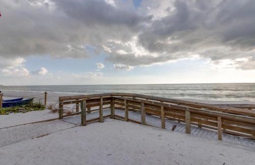 Mid Island Apartamento | Whitecap Condo Beachfront Splendor