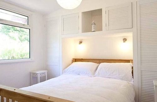 Mumbles Chalet De Esquí | Esta encantadora propiedad de una cama es uno de los chalets de madera en el popular Summercliffe Park. Sus