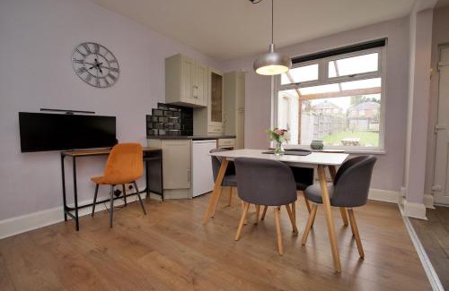 Coventry Casa | Whitley House - Stylish 3 Bedroom Home near Coventry City Centre