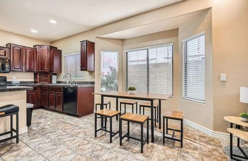 Avondale Casa | Whitton House | Hot Tub + Fire Pit + Pets OK