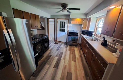 Dubuque Casa | Whole Home by Heritage Trail, quiet street, outdoor games