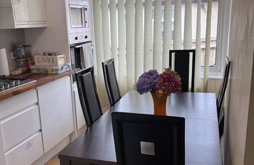Cray Valley East Casa | Whole House Cottage with huge Garden
