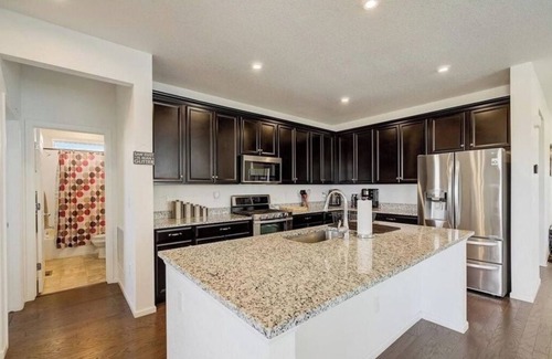 Commerce City Casa | Whole house with two garage with full kitchen, spacious and nice view on patio.