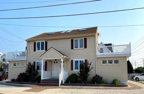 North Beach Haven Condominio | Wi/Fi. Outdoor Shower. Beautifully remodeled 1st fl condo in a building of only 4 units on the oceanblock in Brant Beach. It is just steps from the beach and very close to the bay beach area which has swimming and a play area for children.