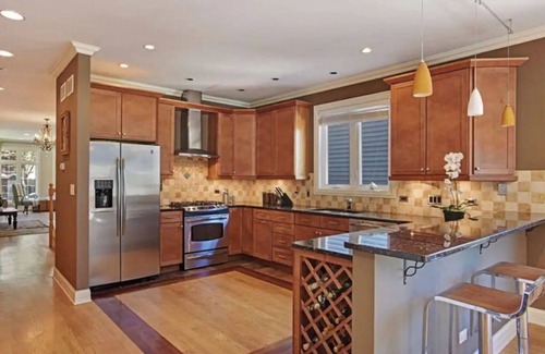 West Town Casa | Wicker Park Haven. 3-Levels. 12Beds.10min walk to Train. Rooftop+Spa Bath+Garage