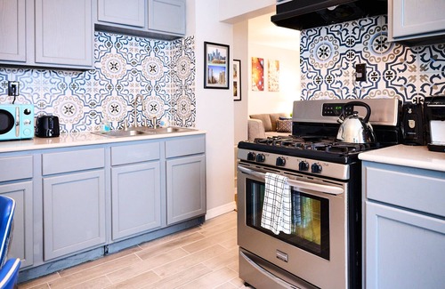 Noble Square Apartamento | WickerPark 2Bdrm Downtown SaltShed Jack’s Pumpkin PopUp Sale 155.00 Oct 20-24