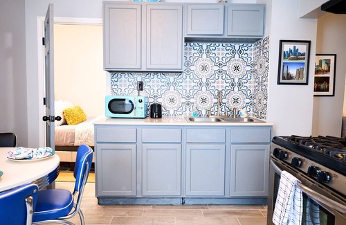 Noble Square Apartamento | WickerPark 2Bdrm Downtown SaltShed Jack’s Pumpkin PopUp Sale 155.00 Oct 20-24
