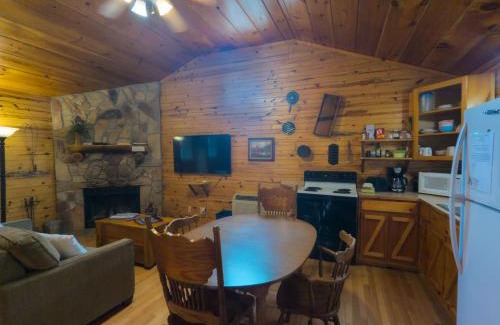 Eureka Springs Casa | Wild Plum Cabin No. 2