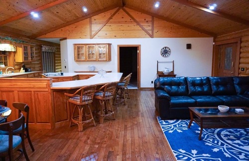 Almo Casa | Log Cabin. 5 millas de Ky Lake, cama King, jacuzzi, mesa de billar, 1500 pies cuadrados lugar!