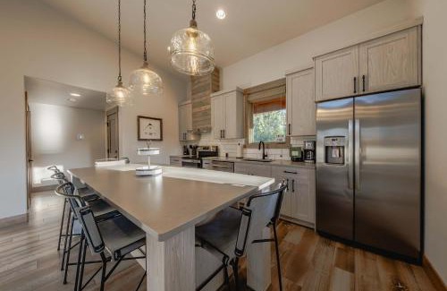 Eureka Casa | Wilderness Club Cabin - Sleeps 7