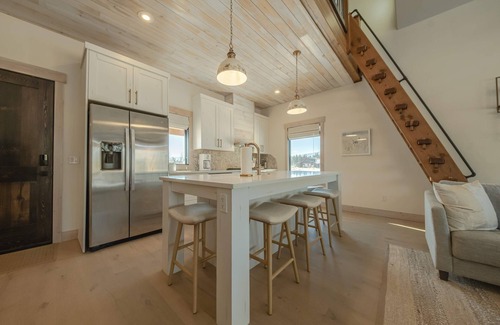 Eureka Casa | Wilderness Club Nest – Modern Cabin Retreat for 9 w/ Hot Tub
