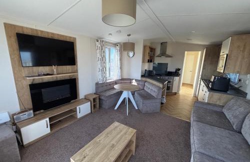 Chapel Saint Leonards Apartamento | Wildflower Meadows 5 - Golden Anchor - Central Heating, Wi-Fi, bed linen - Meadow Lakes Caravan & Lodge Hire