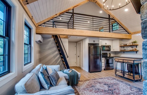 Valois Casa | Wildwood Cabin: Romantic cozy cabin in the woods with indoor fireplace