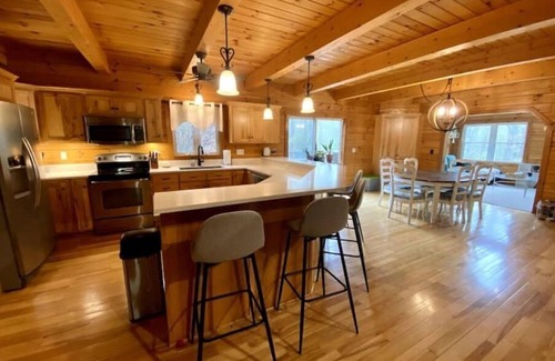 Bellville Cabina | Wildwood Lodge-Hot Tub, 40 Acres