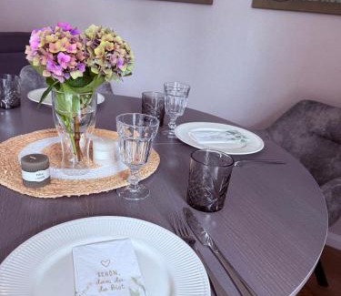 Heppens Apartamento | Wilhelmines Hafenliebe am Park mit Balkon, Netflix, & Privatparkplatz