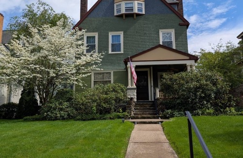 Reno Casa | Williams House - 6-Bedroom Victorian Retreat & River Trailhead