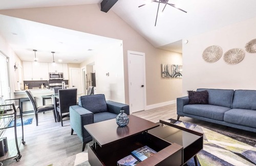 Rosewood Casa | Willie's Central Austin Getaway w/ Jacuzzi