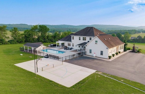 Millerstown Casa | Willow Brook Mansion
