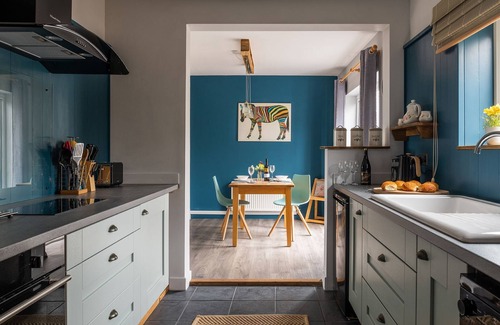 Gaerwen Cabaña | Willow Cottage - a hot tub that sleeps 2 guests in 1 bedroom